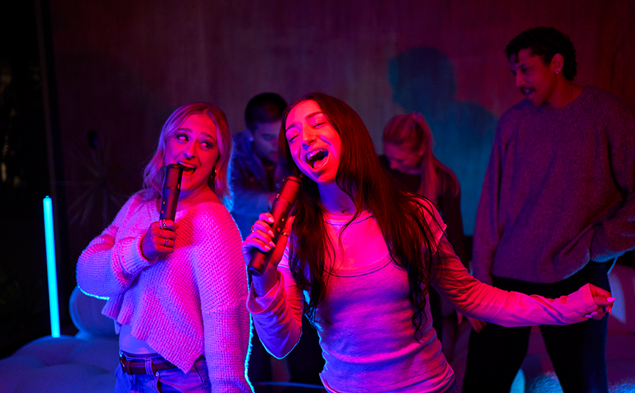 JBL EasySing Mics Conexi&oacute;n perfecta: enchufar y cantar - Image